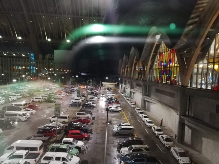 マクタン空港新ターミナル：駐車場広い