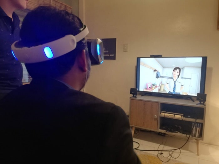VRのデートゲームしてる人